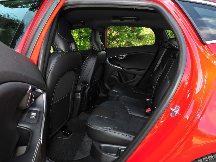  Volvo V40 D4 R-Design 2012 года  (UK) (фото 4 из 7)